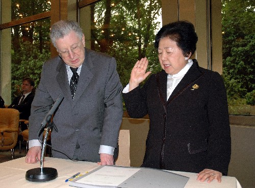 中國(guó)律師張?jiān)骆木腿问蕾Q(mào)組織上訴機(jī)構(gòu)法官 5月20日,中國(guó)律師張?jiān)骆ㄓ遥┰谌諆?nèi)瓦世界貿(mào)易組織總部宣誓,正式就任世貿(mào)組織上訴機(jī)構(gòu)法官。上訴機(jī)構(gòu)是世貿(mào)組織負(fù)責(zé)貿(mào)易爭(zhēng)端裁決的最高機(jī)構(gòu),由7名法官組成。這是中國(guó)內(nèi)地律師首次在世貿(mào)組織中擔(dān)任這一重要職務(wù)。 新華社記者劉國(guó)遠(yuǎn)攝