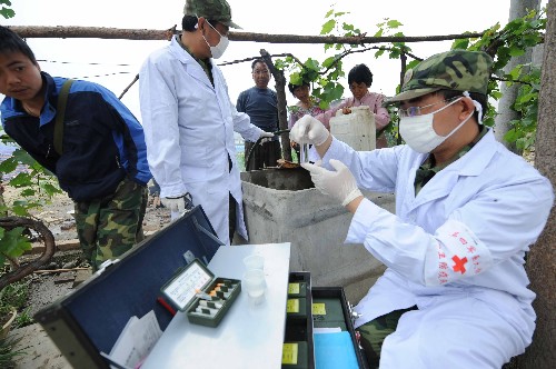 5月24日,第四軍醫(yī)大學毒理學專家海春旭教授(左二)和環(huán)境衛(wèi)生學專家張文斌博士(右)在生活飲用水源地檢測水樣。新華社記者劉海峰攝