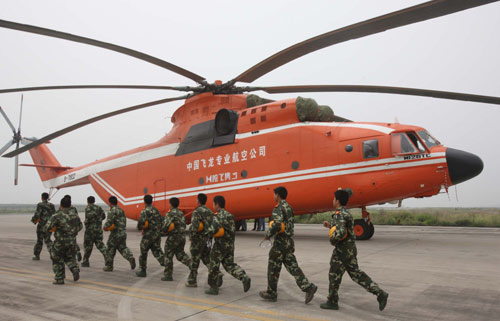 米-26直升機(jī)運(yùn)載重型機(jī)械赴堰塞湖搶險(xiǎn) 5月24日上午,一架米-26直升機(jī)在四川綿陽(yáng)機(jī)場(chǎng)等待起飛時(shí)機(jī),準(zhǔn)備運(yùn)載重型搶險(xiǎn)工程機(jī)械至唐家山堰塞湖大壩搶險(xiǎn)。 當(dāng)日上午,綿陽(yáng)地區(qū)為多霧天氣,唐家山附近能見(jiàn)度只有500米,而直升機(jī)飛行要求能見(jiàn)度至少是2000米。米-26直升機(jī)是目前國(guó)內(nèi)載荷量最大的直升機(jī),也是目前唯一適合向唐家山地區(qū)運(yùn)載重型機(jī)械的機(jī)型。 新華社記者 李剛 攝