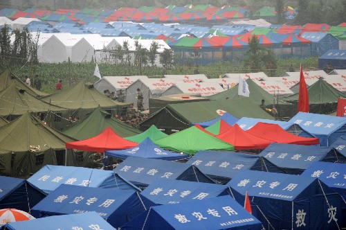 這是四川省什邡紅白鎮(zhèn)受災群眾居住的帳篷(5月24日攝)。 汶川地震發(fā)生后,帳篷成了許多受災群眾臨時的家。據四川抗震救災指揮部提供的消息,截至5月28日,已有44.7萬頂帳篷下?lián)芩拇膮^(qū),尚需帳篷157萬頂。 新華社記者 王曄彪 攝