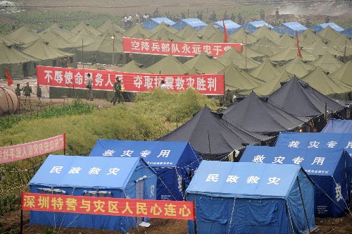這是四川省什邡紅白鎮(zhèn)受災群眾居住的帳篷(5月24日攝)。 汶川地震發(fā)生后,帳篷成了許多受災群眾臨時的家。據四川抗震救災指揮部提供的消息,截至5月28日,已有44.7萬頂帳篷下?lián)芩拇膮^(qū),尚需帳篷157萬頂。 新華社記者 王曄彪 攝