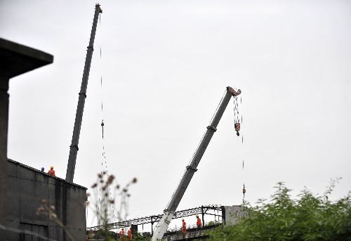 5月30日,在四川省綿竹市劍南春集團(tuán),工人正在搶修在地震中損壞的廠房。 四川省抗震救災(zāi)指揮部有關(guān)統(tǒng)計(jì)顯示,截至5月23日,全省各類市場(chǎng)主體逐步恢復(fù)生產(chǎn)和經(jīng)營(yíng),都江堰、彭州、德陽(yáng)、綿陽(yáng)、阿壩、廣元、雅安等重災(zāi)區(qū)恢復(fù)生產(chǎn)經(jīng)營(yíng)的15.9萬(wàn)戶,占總戶數(shù)的42.4%;企業(yè)恢復(fù)生產(chǎn)經(jīng)營(yíng)的2.8萬(wàn)戶,占總戶數(shù)的41%。其中,食品經(jīng)營(yíng)戶恢復(fù)生產(chǎn)經(jīng)營(yíng)的3.7萬(wàn)戶,占總戶數(shù)的54.4%;藥品經(jīng)營(yíng)戶恢復(fù)生產(chǎn)經(jīng)營(yíng)的5177戶,占總戶數(shù)的64.3%。目前,市場(chǎng)秩序穩(wěn)定,未出現(xiàn)囤積、搶購(gòu)、短缺和違規(guī)漲價(jià)現(xiàn)象,以及食品安全事故。 新華社記者 周華 攝