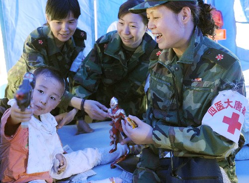 5月20日,“敬禮娃娃”小郎錚和第四軍醫(yī)大學(xué)唐都醫(yī)院醫(yī)療隊的醫(yī)生說:長大后我也要當(dāng)警察,和爸爸一起去救叔叔阿姨。郎錚的父親郎洪東是北川縣公安局干警,發(fā)生地震后一直在山區(qū)參加抗震救災(zāi)。 今年的“六一”兒童節(jié)是一個特殊的節(jié)日,它是汶川大地震后迎來的第一個節(jié)日。在這場舉世震驚的災(zāi)難中,災(zāi)區(qū)部分幼兒園毀了、學(xué)??逅?,許多如花的生命逝去,許多劫后余生的孩子失去了父母、失去了親人。在地震中,他們表現(xiàn)得異常堅強,他們懂得面對、懂得感恩、懂得回報、懂得剛毅堅韌、懂得樂觀從容……我們不會忘記那個被救出時要冰凍可樂的“可樂男孩”、那個躺在擔(dān)架上舉起一只稚嫩的小手的“敬禮娃娃”、瓦礫中女孩勇敢的微笑、還有在“帳篷學(xué)校”里高唱國歌的孩子……現(xiàn)在他們還帶著傷痛,他們的精神創(chuàng)傷和心靈的恐懼需要我們?nèi)嵛?、他們需要我們綿綿不絕的幫助和關(guān)愛。在這個特殊的兒童節(jié)來臨之際,讓我們?yōu)闉?zāi)區(qū)兒童送上溫馨的祝福! 親愛的孩子們!你們一定要堅強,擦干眼淚,愛將與你們同行。 新華社記者 楊世堯 攝