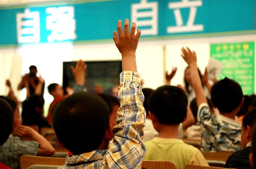 5月20日,四川綿陽九洲帳篷學(xué)校的孩子們在課堂上踴躍舉手發(fā)言。 今年的“六一”兒童節(jié)是一個特殊的節(jié)日,它是汶川大地震后迎來的第一個節(jié)日。在這場舉世震驚的災(zāi)難中,災(zāi)區(qū)部分幼兒園毀了、學(xué)??逅耍S多如花的生命逝去,許多劫后余生的孩子失去了父母、失去了親人。在地震中,他們表現(xiàn)得異常堅強,他們懂得面對、懂得感恩、懂得回報、懂得剛毅堅韌、懂得樂觀從容……我們不會忘記那個被救出時要冰凍可樂的“可樂男孩”、那個躺在擔(dān)架上舉起一只稚嫩的小手的“敬禮娃娃”、瓦礫中女孩勇敢的微笑、還有在“帳篷學(xué)校”里高唱國歌的孩子……現(xiàn)在他們還帶著傷痛,他們的精神創(chuàng)傷和心靈的恐懼需要我們?nèi)嵛俊⑺麄冃枰覀兙d綿不絕的幫助和關(guān)愛。在這個特殊的兒童節(jié)來臨之際,讓我們?yōu)闉?zāi)區(qū)兒童送上溫馨的祝福! 親愛的孩子們!你們一定要堅強,擦干眼淚,愛將與你們同行。 新華社記者 裴鑫 攝