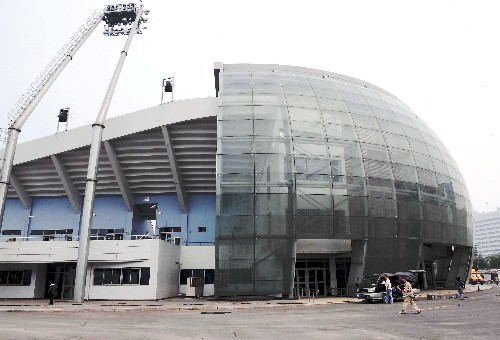 北京豐臺體育中心壘球場,是北京奧運會壘球比賽場地。這座北京地區(qū)第一個竣工并投入使用的奧運場館,在建設中采用了30多項自主創(chuàng)新的科技成果,功能分區(qū)明確、組織流線順暢、交通疏散合理、環(huán)境綠化優(yōu)美、比賽條件舒適,是國內較有特色的、具有國際先進水平的壘球場。 這是豐臺壘球場外景(5月16日攝)。 新華社記者王頌攝