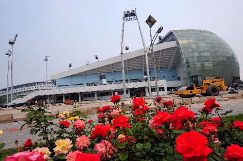 北京豐臺體育中心壘球場,是北京奧運會壘球比賽場地。這座北京地區(qū)第一個竣工并投入使用的奧運場館,在建設中采用了30多項自主創(chuàng)新的科技成果,功能分區(qū)明確、組織流線順暢、交通疏散合理、環(huán)境綠化優(yōu)美、比賽條件舒適,是國內較有特色的、具有國際先進水平的壘球場。 這是豐臺壘球場外景(5月16日攝)。 新華社記者杜華舉攝