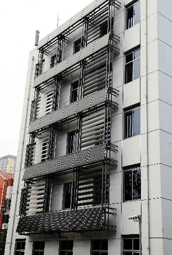北京豐臺體育中心壘球場,是北京奧運會壘球比賽場地。這座北京地區(qū)第一個竣工并投入使用的奧運場館,在建設中采用了30多項自主創(chuàng)新的科技成果,功能分區(qū)明確、組織流線順暢、交通疏散合理、環(huán)境綠化優(yōu)美、比賽條件舒適,是國內較有特色的、具有國際先進水平的壘球場。 這是安裝在豐臺壘球場外的光伏發(fā)電裝置(5月16日攝)。 新華社記者王頌攝