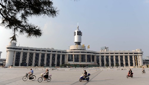 百年老站換新顏 7月21日,天津市民騎車經(jīng)過(guò)煥然一新的天津站前廣場(chǎng)。天津火車站始建于1888年,原名“老龍頭”火車站。為迎接2008年北京奧運(yùn)會(huì),推進(jìn)交通樞紐建設(shè),天津站于2007年1月開始改擴(kuò)建工程,并將于2008年8月1日京津城際高速鐵路開通當(dāng)天,正式投入使用。 新華社記者王曄彪攝
