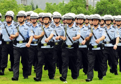 宜昌公安組建三峽壩區(qū)特警大隊 7月23日下午,三峽壩區(qū)特警大隊集結(jié)后開始著裝訓練。 當日,湖北省宜昌市公安局巡警支隊三峽壩區(qū)特警大隊在三峽壩區(qū)組建成立。三峽壩區(qū)特警大隊將擔負處置三峽壩區(qū)區(qū)域突發(fā)事件的重任,維護三峽大壩安全。 新華社發(fā)(蔡鈞庭 攝)