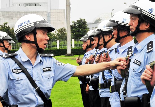 7月23日下午,三峽壩區(qū)特警大隊集結(jié)后開始著裝訓練。 當日,湖北省宜昌市公安局巡警支隊三峽壩區(qū)特警大隊在三峽壩區(qū)組建成立。三峽壩區(qū)特警大隊將擔負處置三峽壩區(qū)區(qū)域突發(fā)事件的重任,維護三峽大壩安全。 新華社發(fā)(蔡鈞庭 攝)