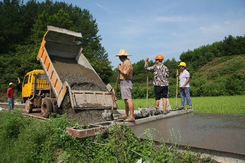 安徽休寧基本實(shí)現(xiàn)村村通公路 7月23日,筑路工人在緊張澆注通往休寧縣萬(wàn)安鎮(zhèn)福寺村的水泥路。這是該縣最后幾條正在建設(shè)中的通村公路之一。地處皖南山區(qū)的安徽休寧縣2006年啟動(dòng)“村村通公路”工程,新建通村公路110多條,里程達(dá)347公里。到目前為止,全縣90%的村已經(jīng)通公路。 新華社發(fā)(倪受兵 攝)