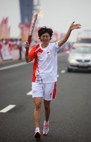 8月1日,火炬手李珊在進(jìn)行傳遞。當(dāng)日,北京奧運(yùn)圣火在天津市傳遞。 新華社記者邢廣利攝