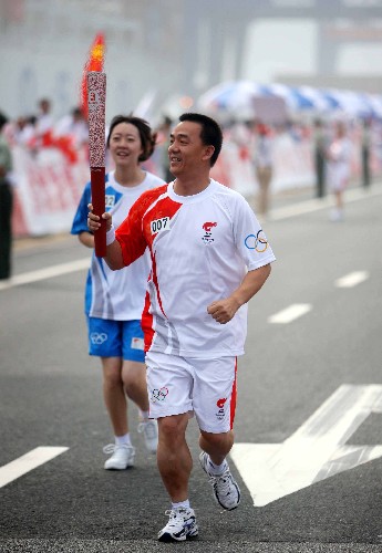 8月1日,火炬手譚良德在進(jìn)行傳遞。當(dāng)日,北京奧運(yùn)圣火在天津市傳遞。 新華社記者邢廣利攝