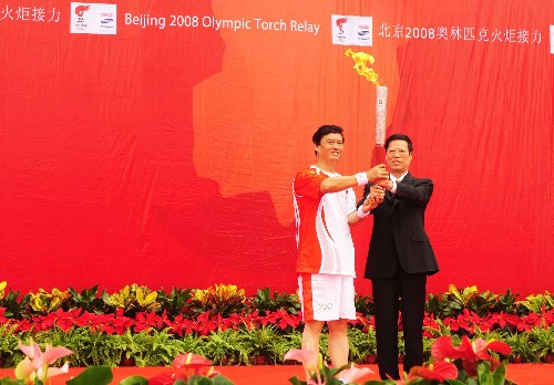 8月1日,天津市委書記張高麗(右)在起跑儀式上將火炬交給第一棒火炬手孔祥瑞。當(dāng)日,北京奧運(yùn)圣火在天津市傳遞。 新華社記者劉力航攝
