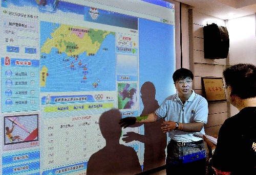 7月31日,國家海洋局北海預(yù)報中心主任郭克明在向記者介紹奧帆賽比賽海域的水文監(jiān)測情況。 為了保證奧帆賽的順利舉行,國家海洋局北海分局對奧帆賽區(qū)及鄰近海域的的海洋環(huán)境,進行了全方位、立體化、多要素、高密度、連續(xù)性的監(jiān)測和調(diào)查,全面掌握了奧帆賽場環(huán)境質(zhì)量狀況和變化規(guī)律,并通過多種信息渠道對外發(fā)布,全力以赴為奧帆賽保駕護航。 新華社記者王頌攝