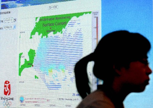 7月31日,國家海洋局北海預(yù)報中心的一名工作人員在接收地波雷達探測奧帆賽比賽水域的數(shù)據(jù)。 為了保證奧帆賽的順利舉行,國家海洋局北海分局對奧帆賽區(qū)及鄰近海域的的海洋環(huán)境,進行了全方位、立體化、多要素、高密度、連續(xù)性的監(jiān)測和調(diào)查,全面掌握了奧帆賽場環(huán)境質(zhì)量狀況和變化規(guī)律,并通過多種信息渠道對外發(fā)布,全力以赴為奧帆賽保駕護航。 新華社記者王頌攝