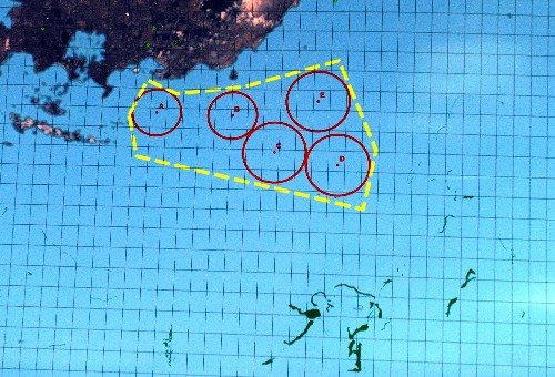 國家海洋局北海預(yù)報中心接收的衛(wèi)星遙感照片顯示,滸苔(下方綠色部分)已經(jīng)遠離奧帆賽5個比賽水域(黃色虛線所圍部分)。 為了保證奧帆賽的順利舉行,國家海洋局北海分局對奧帆賽區(qū)及鄰近海域的的海洋環(huán)境,進行了全方位、立體化、多要素、高密度、連續(xù)性的監(jiān)測和調(diào)查,全面掌握了奧帆賽場環(huán)境質(zhì)量狀況和變化規(guī)律,并通過多種信息渠道對外發(fā)布,全力以赴為奧帆賽保駕護航。 新華社記者王頌攝