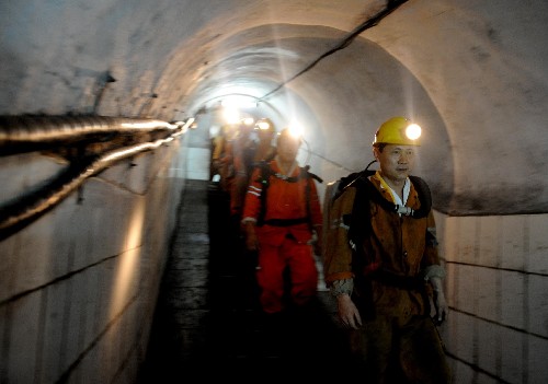 河南平禹煤電公司四礦發(fā)生煤與瓦斯突出事故 8月1日,救援人員在入井巷道口準(zhǔn)備下井救援。當(dāng)日1時(shí)許,位于河南禹州市的平禹煤電公司四礦發(fā)生煤與瓦斯突出事故。目前已知14人遇難,還有11人被困,當(dāng)?shù)卣诮M織搶險(xiǎn)。 新華社記者朱祥攝