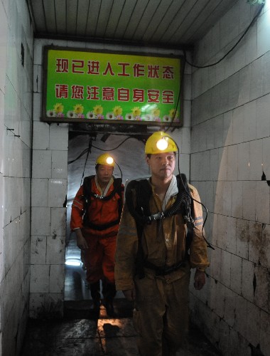 8月1日,救援人員從入井巷道口下井救援。當(dāng)日1時(shí)許,位于河南禹州市的平禹煤電公司四礦發(fā)生煤與瓦斯突出事故。目前已知14人遇難,還有11人被困,當(dāng)?shù)卣诮M織搶險(xiǎn)。 新華社記者朱祥攝