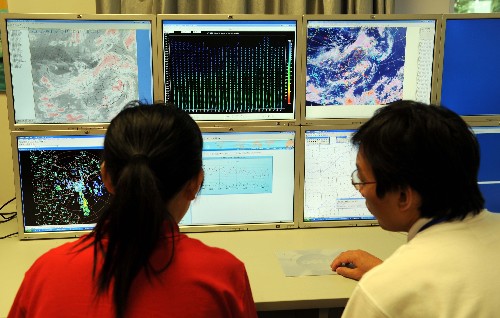 氣象科技為奧帆賽提供支撐 7月31日,技術(shù)人員在先進(jìn)的圖形分析設(shè)備前工作。 奧帆賽對(duì)氣象條件和氣象服務(wù)的要求非常高,為了做好氣象保障,青島氣象局實(shí)施了奧帆賽氣象服務(wù)系統(tǒng)一期、二期、三期工程項(xiàng)目,建設(shè)完成了奧帆賽場(chǎng)立體觀測(cè)體系。通過運(yùn)用現(xiàn)代化的探測(cè)設(shè)備和精細(xì)化預(yù)報(bào)方法,青島氣象局可提供浮標(biāo)站逐時(shí)風(fēng)向、風(fēng)速預(yù)報(bào)、逐時(shí)賽區(qū)風(fēng)場(chǎng)預(yù)報(bào)以及衛(wèi)星、浮標(biāo)站實(shí)時(shí)觀測(cè)數(shù)據(jù)等實(shí)況信息。從8月1日起,青島氣象局每天上午10點(diǎn)在奧帆中心舉行氣象信息發(fā)布會(huì),為競(jìng)賽組織者和參賽隊(duì)提供賽場(chǎng)實(shí)時(shí)氣象水文信息。 新華社記者范長(zhǎng)國(guó)攝