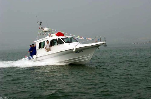 這是青島海風(fēng)一號(hào)觀測(cè)船(7月23日攝)。 奧帆賽對(duì)氣象條件和氣象服務(wù)的要求非常高,為了做好氣象保障,青島氣象局實(shí)施了奧帆賽氣象服務(wù)系統(tǒng)一期、二期、三期工程項(xiàng)目,建設(shè)完成了奧帆賽場(chǎng)立體觀測(cè)體系。通過運(yùn)用現(xiàn)代化的探測(cè)設(shè)備和精細(xì)化預(yù)報(bào)方法,青島氣象局可提供浮標(biāo)站逐時(shí)風(fēng)向、風(fēng)速預(yù)報(bào)、逐時(shí)賽區(qū)風(fēng)場(chǎng)預(yù)報(bào)以及衛(wèi)星、浮標(biāo)站實(shí)時(shí)觀測(cè)數(shù)據(jù)等實(shí)況信息。從8月1日起,青島氣象局每天上午10點(diǎn)在奧帆中心舉行氣象信息發(fā)布會(huì),為競(jìng)賽組織者和參賽隊(duì)提供賽場(chǎng)實(shí)時(shí)氣象水文信息。 新華社記者范長(zhǎng)國(guó)攝