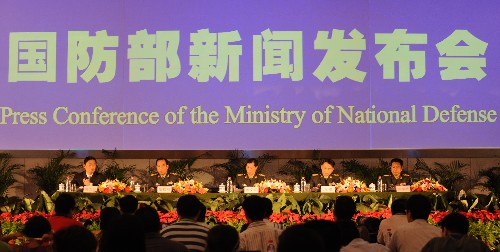 中國國防部在軍營舉行新聞發(fā)布會 8月1日,國防部在北京軍區(qū)第38集團(tuán)軍裝甲6師舉行新聞發(fā)布會,強(qiáng)調(diào)中國有能力挫敗任何針對北京奧運(yùn)會的恐怖圖謀。來自68家境內(nèi)外媒體的103名記者參加,其中包括來自法國電視一臺、德國電視二臺、路透社、共同社、洛杉磯時報等30家國外媒體的48名記者。這新聞發(fā)布會現(xiàn)場。 新華社記者 李文 攝