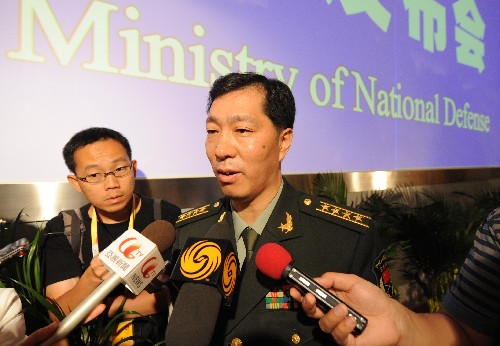 8月1日,國防部在北京軍區(qū)第38集團軍裝甲6師舉行新聞發(fā)布會,強調(diào)中國有能力挫敗任何針對北京奧運會的恐怖圖謀。來自68家境內(nèi)外媒體的103名記者參加,其中包括來自法國電視一臺、德國電視二臺、路透社、共同社、洛杉磯時報等30家國外媒體的48名記者。這是總參謀部作戰(zhàn)部應急辦主任、北京奧運會安保指揮中心軍隊工作部部長田義祥接受記者采訪。 新華社記者 李文 攝