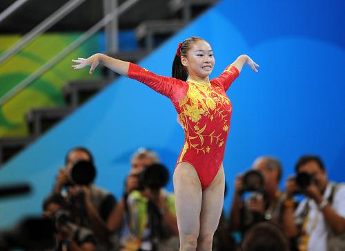 8月13日,中國選手李珊珊完成平衡木比賽。當(dāng)日,在國家體育館舉行的北京奧運(yùn)會體操女子團(tuán)體決賽中,中國隊以188.900分的成績奪得冠軍。 新華社記者程敏攝