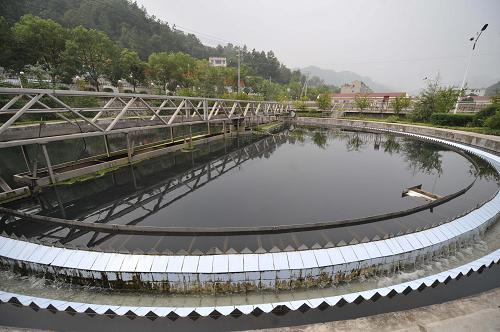 正在運行的秭歸縣污水處理廠(9月10日攝)。 湖北省秭歸縣是緊挨三峽大壩的壩上庫首第一縣,全縣有12個鄉(xiāng)鎮(zhèn),近40萬人,環(huán)保壓力非常重。為了解決垃圾和污水處理問題,秭歸縣在近長江的7個移民鄉(xiāng)鎮(zhèn)新建14個垃圾和污水處理項目。目前生活污水日處理規(guī)模達到3.11萬噸,生活垃圾日處理規(guī)模達到147.5噸,為三峽庫區(qū)的水質(zhì)和環(huán)境構(gòu)筑了最后一道安全的環(huán)保屏障。 新華社記者 郝同前 攝