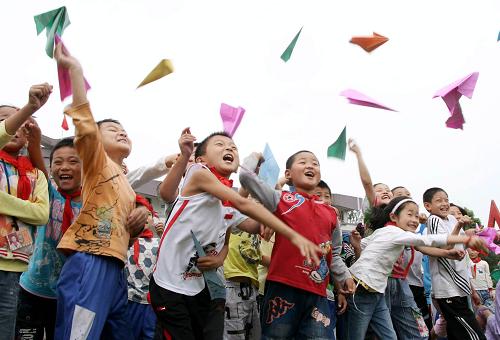 放飛心愿 為殘奧會加油祝福 9月12日,安徽含山縣環(huán)峰第二小學(xué)隨班就讀的殘疾孩子和同學(xué)們一起放飛寫有祝福話語的紙飛機。 當(dāng)日,安徽省含山縣環(huán)峰第二小學(xué)開展以“放飛心愿,為殘奧加油”為主題的教育實踐活動,在該校隨班就讀的殘疾孩子和同學(xué)們折紙飛機,寫上對殘奧會、殘疾人運動員的祝福話語,一起放飛,為殘奧會加油、祝福。 新華社發(fā)(程千俊 攝)