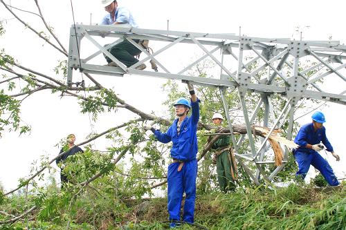 江蘇宜興部分地區(qū)遭龍卷風(fēng)襲擊 9月21日,宜興供電公司技術(shù)人員清理被龍卷風(fēng)刮倒的高壓電線鐵塔。9月21日凌晨,江蘇省宜興市新街街道等地區(qū)遭龍卷風(fēng)襲擊,一些高壓電線鐵塔和電線桿被折斷,數(shù)十間民房倒塌,造成一人死亡,8人受傷。面對(duì)突如其來(lái)的災(zāi)害天氣,宜興迅速組織供電等部門人員趕赴現(xiàn)場(chǎng)救災(zāi),并幫助群眾恢復(fù)生產(chǎn)、生活秩序。 新華社發(fā)(丁煥新 攝)