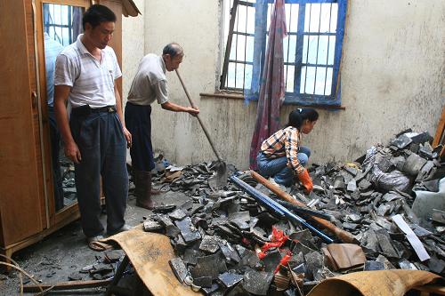 江蘇宜興部分地區(qū)遭龍卷風(fēng)襲擊 9月21日,當(dāng)?shù)厝罕娬谇謇肀积埦盹L(fēng)毀壞的房屋。 9月21日凌晨,江蘇省宜興市新街街道等地區(qū)遭龍卷風(fēng)襲擊,一些高壓電線鐵塔和電線桿被折斷,數(shù)十間民房倒塌,造成一人死亡,8人受傷。面對(duì)突如其來(lái)的災(zāi)害天氣,宜興迅速組織供電等部門人員趕赴現(xiàn)場(chǎng)救災(zāi),并幫助群眾恢復(fù)生產(chǎn)、生活秩序。 新華社發(fā)(丁煥新 攝)