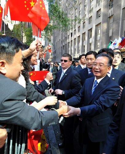 溫家寶抵達(dá)紐約 中國(guó)國(guó)務(wù)院總理溫家寶當(dāng)?shù)貢r(shí)間9月23日上午抵達(dá)紐約,出席聯(lián)合國(guó)千年發(fā)展目標(biāo)高級(jí)別會(huì)議和第63屆聯(lián)大一般性辯論。 這是溫家寶在紐約與華人華僑握手。 新華社記者 劉建生攝