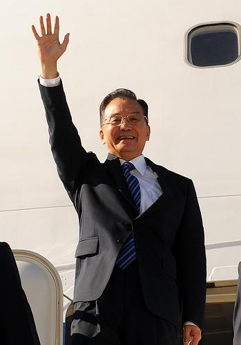 中國(guó)國(guó)務(wù)院總理溫家寶當(dāng)?shù)貢r(shí)間9月23日上午抵達(dá)紐約,出席聯(lián)合國(guó)千年發(fā)展目標(biāo)高級(jí)別會(huì)議和第63屆聯(lián)大一般性辯論。 新華社記者 劉建生攝