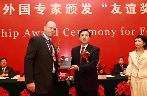 2008年“友誼獎(jiǎng)”頒獎(jiǎng)大會(huì)在北京舉行 9月27日,中共中央政治局委員、國(guó)務(wù)院副總理張德江向來(lái)自澳大利亞的約翰·埃文·麥克唐納頒獎(jiǎng)。 當(dāng)日,2008年度“友誼獎(jiǎng)”頒獎(jiǎng)大會(huì)在北京人民大會(huì)堂隆重舉行,中共中央政治局委員、國(guó)務(wù)院副總理張德江,全國(guó)政協(xié)副主席白立忱分別向來(lái)自19個(gè)國(guó)家的50名外國(guó)專家頒發(fā)了“友誼獎(jiǎng)”。 新華社記者 龐興雷 攝