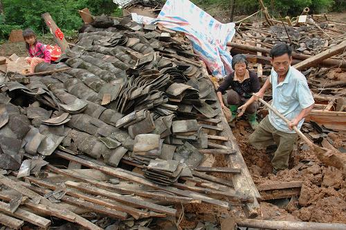 9月27日,在廣西上思縣在妙鎮(zhèn)那苗村,受災(zāi)群眾在廢墟里尋找可用的物品。 連日來,受臺(tái)風(fēng)“黑格比”余威的影響,廣西上思縣普降暴雨,大部分鄉(xiāng)鎮(zhèn)遭遇洪水襲擊,倒塌房屋400余間。目前,該縣已妥善安置被轉(zhuǎn)移的受困群眾,積極開展災(zāi)后自救。新華社發(fā)(梁富盈 攝)