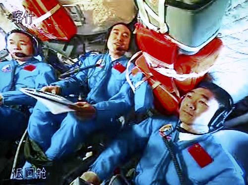 9月27日,中共中央總書記、國家主席、中央軍委主席胡錦濤在北京航天飛行控制中心觀看航天員出艙活動(dòng)實(shí)況,并在出艙活動(dòng)結(jié)束后同航天員通話。這是航天員翟志剛(中)、劉伯明(右)、景海鵬在和胡錦濤通話。 新華社記者陳建力攝