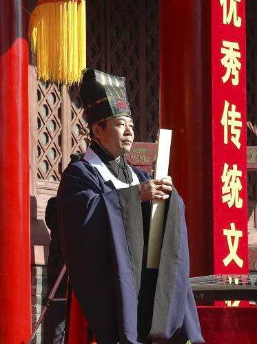 長(zhǎng)春舉行紀(jì)念孔子誕辰2559周年祭孔大典 9月28日,長(zhǎng)春文廟仿古祭孔表演司儀就位。 當(dāng)日,長(zhǎng)春文廟舉行紀(jì)念孔子誕辰2559周年祭孔大典。本次祭孔活動(dòng),一改歷來“三牲”祭祀的傳統(tǒng),而是用裝飾有“三牲”、直徑達(dá)1.5米的生日蛋糕向先賢孔子表達(dá)追憶和崇敬。 新華社記者 姚湜 攝