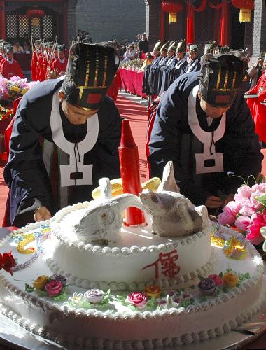 9月28日,祭祀官在祭祀品前向大成殿內(nèi)孔子像祭拜。 當(dāng)日,長(zhǎng)春文廟舉行紀(jì)念孔子誕辰2559周年祭孔大典。本次祭孔活動(dòng),一改歷來“三牲”祭祀的傳統(tǒng),而是用裝飾有“三牲”、直徑達(dá)1.5米的生日蛋糕向先賢孔子表達(dá)追憶和崇敬。 新華社記者 姚湜 攝