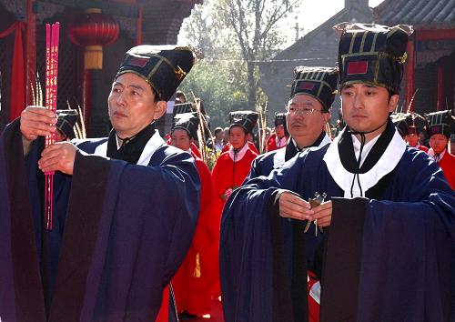 9月28日,祭祀官在祭祀品前向大成殿內(nèi)孔子像祭拜。 當(dāng)日,長(zhǎng)春文廟舉行紀(jì)念孔子誕辰2559周年祭孔大典。本次祭孔活動(dòng),一改歷來“三牲”祭祀的傳統(tǒng),而是用裝飾有“三牲”、直徑達(dá)1.5米的生日蛋糕向先賢孔子表達(dá)追憶和崇敬。 新華社記者 姚湜 攝