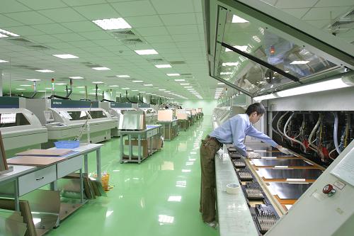 圖為臺(tái)資企業(yè)瀚宇博德的生產(chǎn)車間(資料照片)。新華社發(fā)