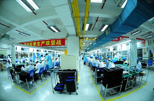 10月15日,工人在康佳集團有限公司的手機生產(chǎn)車間內(nèi)忙碌。新華社記者任勇攝
