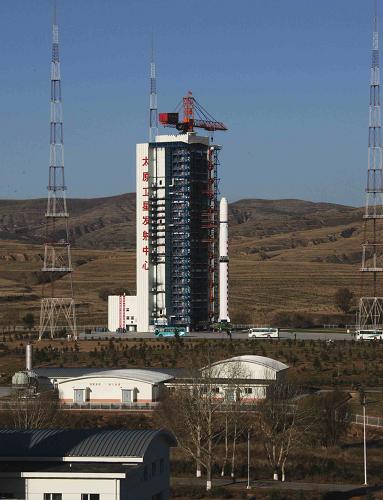 這是太原衛(wèi)星發(fā)射中心新發(fā)射工位(10月25日攝)。10月25日上午,“實(shí)踐六號(hào)”03組衛(wèi)星在太原衛(wèi)星發(fā)射中心新建的航天發(fā)射工位成功發(fā)射,標(biāo)志著這個(gè)中心航天發(fā)射能力實(shí)現(xiàn)新的躍升,綜合技術(shù)水平步入先進(jìn)行列。太原衛(wèi)星發(fā)射中心新發(fā)射工位是國(guó)家級(jí)重點(diǎn)建設(shè)項(xiàng)目,2006年6月立項(xiàng),2008年9月正式建成,我國(guó)極地軌道衛(wèi)星發(fā)射又添新的測(cè)試發(fā)射系統(tǒng)。 新發(fā)射工位采用了新的建筑工藝和自動(dòng)化控制技術(shù),建設(shè)成本更低廉,維護(hù)保養(yǎng)更便捷,測(cè)試流程更高效,現(xiàn)代化、信息化程度達(dá)到了新的水平。新華社記者汪永基攝