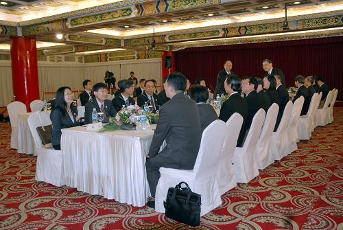 11月3日,海峽兩岸關(guān)系協(xié)會與海峽交流基金會在臺北就會談相關(guān)協(xié)議舉行副會長、副董事長層級的預(yù)備性磋商。新華社記者 趙博 攝