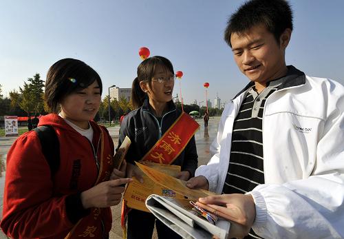 11月9日,濟(jì)南大學(xué)青年志愿者為市民發(fā)放消防“明白紙”。當(dāng)日,濟(jì)南市舉行“消防日”宣傳活動(dòng)。消防戰(zhàn)士和青年志愿者走入社區(qū),圍繞“關(guān)注消防、珍愛(ài)生命、共享平安”的主題為居民普及消防安全知識(shí)。新華社記者 朱崢 攝