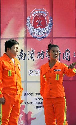 11月9日,濟(jì)南消防藝術(shù)團(tuán)的群眾演員在表演山東快板。新華社記者 朱崢 攝