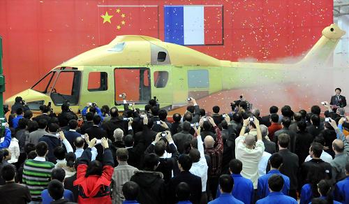 11月15日,中法聯(lián)合研制的先進(jìn)中型多用途Z15型直升機(jī)首架機(jī)身在哈爾濱飛機(jī)工業(yè)集團(tuán)交付。首架機(jī)身將被發(fā)往法國(guó)歐洲直升機(jī)公司進(jìn)行總裝和相關(guān)試驗(yàn),預(yù)計(jì)明年可以實(shí)現(xiàn)首飛。新華社發(fā) (劉洋 攝)