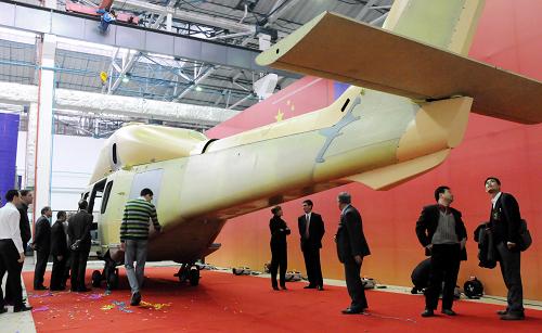 11月15日,中法聯(lián)合研制的先進(jìn)中型多用途Z15型直升機(jī)首架機(jī)身在哈爾濱飛機(jī)工業(yè)集團(tuán)交付。新華社發(fā) (劉洋 攝)