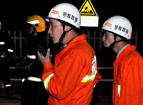 11月15日,杭州消防人員正在現(xiàn)場實施搶救。新華社記者王小川攝