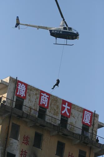 11月19日,鄭州警方演練強(qiáng)攻高樓。新華社發(fā)(劉書亭 攝)